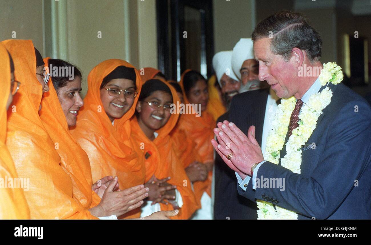 Le Prince de Galles rencontre des femmes sikhs au Royal Albert Hall, alors que 4,000 sikhs de tout le Royaume-Uni se sont réunis pour la célébration tricentenaire de la fondation de la Khalsa, la fraternité sikhs. Banque D'Images