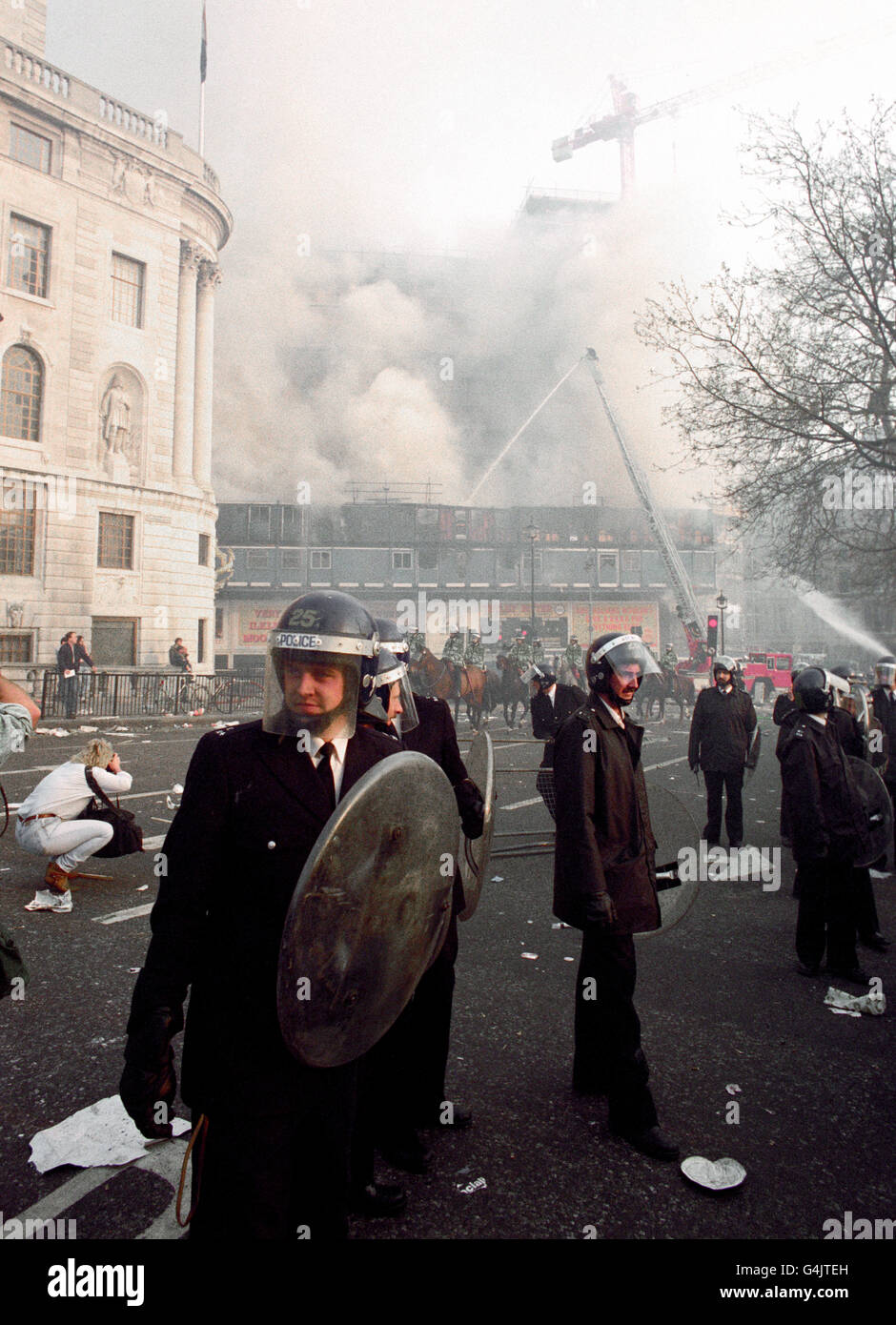 La police n'a pas d'équipement anti-émeute alors que la violence éclate lors de la marche anti-fiscale dans le centre de Londres. Banque D'Images