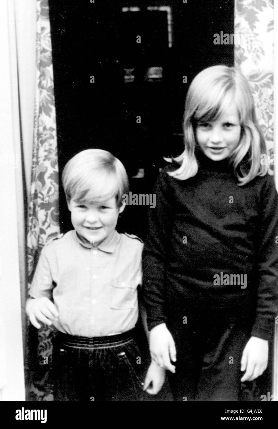 Photo de la famille non datée de Lady Diana Spencer (Diana Princess of Wales) avec son frère Charles, Lord Alhorp (Earl Spencer) en 1968. Banque D'Images