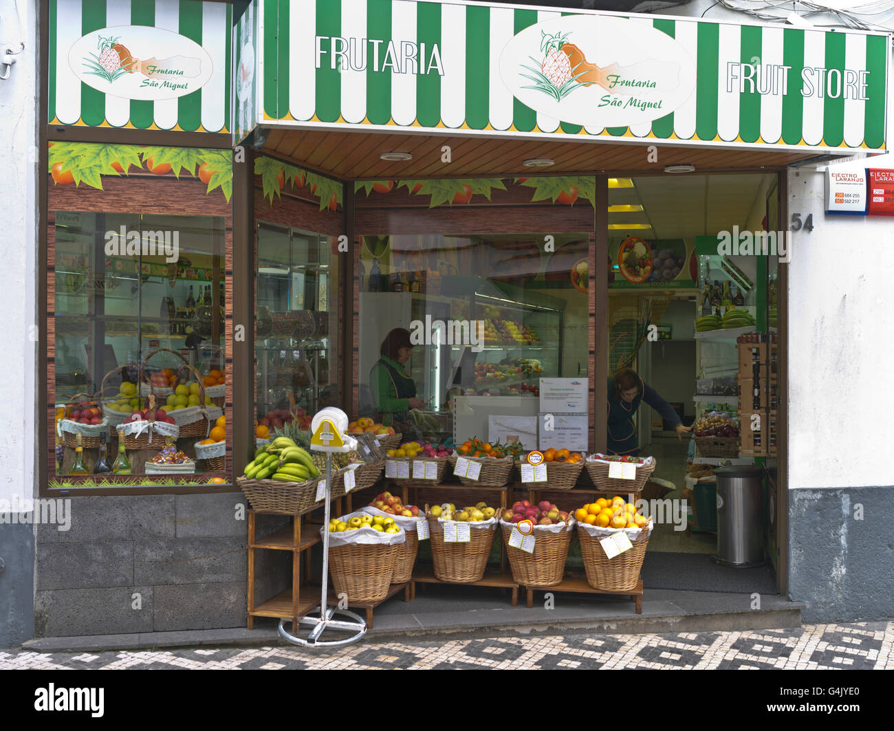 dh Ponta Delgada SAO MIGUEL ISLAND AÇORES Green Grocer Shop légumes frais dans les magasins de porte Banque D'Images