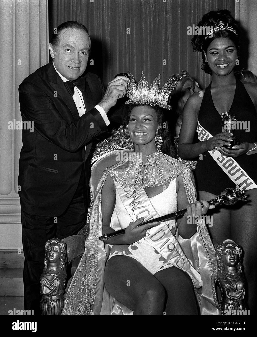 MISS MONDE 1970: 20/11/70 BOB HOPE COURONNES MISS GRENADE, MISS MONDE JENNIFER HOSTEN (22) PENDANT LE CONCOURS MISS MONDE À LONDRES Banque D'Images