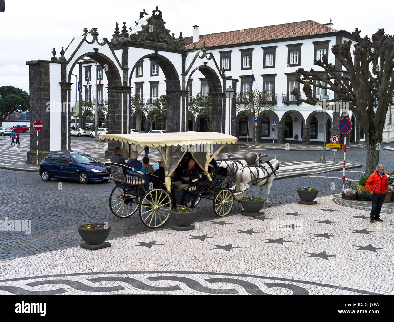 Dh Ponta Delgada Açores l'île de São Miguel cheval Tourisme balade en calèche Portas da Cidade square portes de ville Banque D'Images