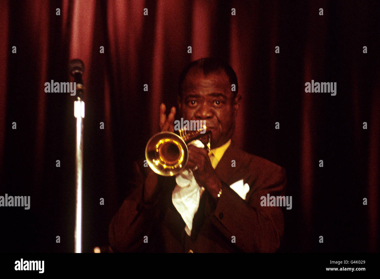 Le musicien et chanteur américain de jazz Louis Armstrong en action sur sa trompette dans une nuit britannique. Banque D'Images