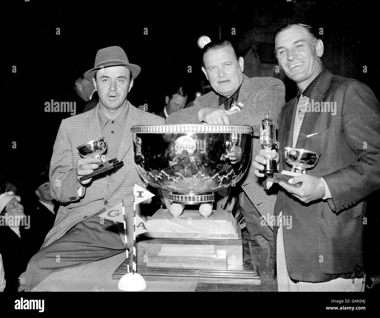 PA NEWS PHOTO 26/6/56 UNE IMAGE DE FICHIER DE BIBLIOTHÈQUE DE LA PAIRE AMÉRICAINE BEN HOGAN (À DROITE) ET SAM SNEAD AVEC LE COUPE DU CANADA ET LE DONATEUR INDUSTRIEL AMÉRICAIN JOHN JAY HOPKINS APRÈS LEUR VICTOIRE DANS LE TOURNOI DE GOLF DE WENTWORTH COURS À SURREY Banque D'Images