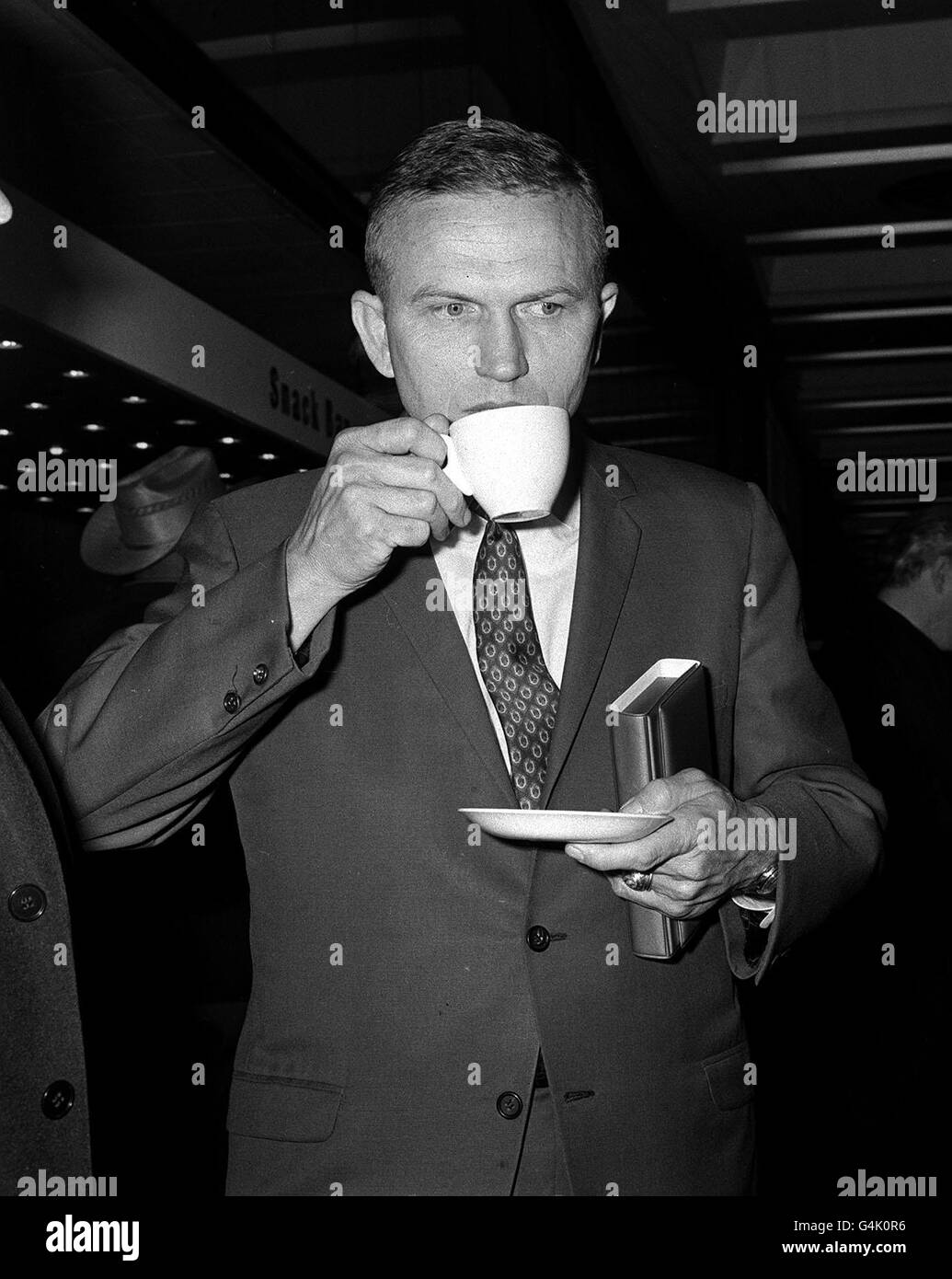 PA NEWS PHOTO 20/5/69 UNE PHOTO DE FICHIER DE BIBLIOTHÈQUE DE L'ASTRONAUTE LE COLONEL FRANK BORMAN DÉGUSTÉ UNE TASSE DE THÉ À HEATHROW AÉROPORT DE LONDRES EN ROUTE VERS UNE COMMISSION INTERNATIONALE SUR RÉUNION DE RECHERCHE SPATIALE À PRAGUE Banque D'Images