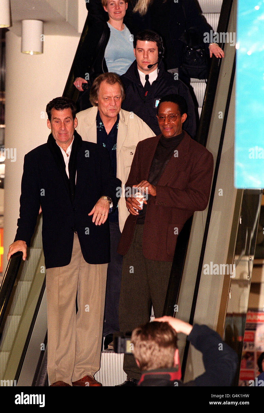 Stars de l'émission télévisée à succès des années 70 Starsky et Hutch (l-r) Paul Michael Glaser (Starsky), David Soul (Hutch) et Antonio Fargas (Huggy Bear) à la Vierge Megastore à Oxford Street, Londres, où ils ont signé des copies de trois nouvelles vidéos Starsky et Hutch. Banque D'Images