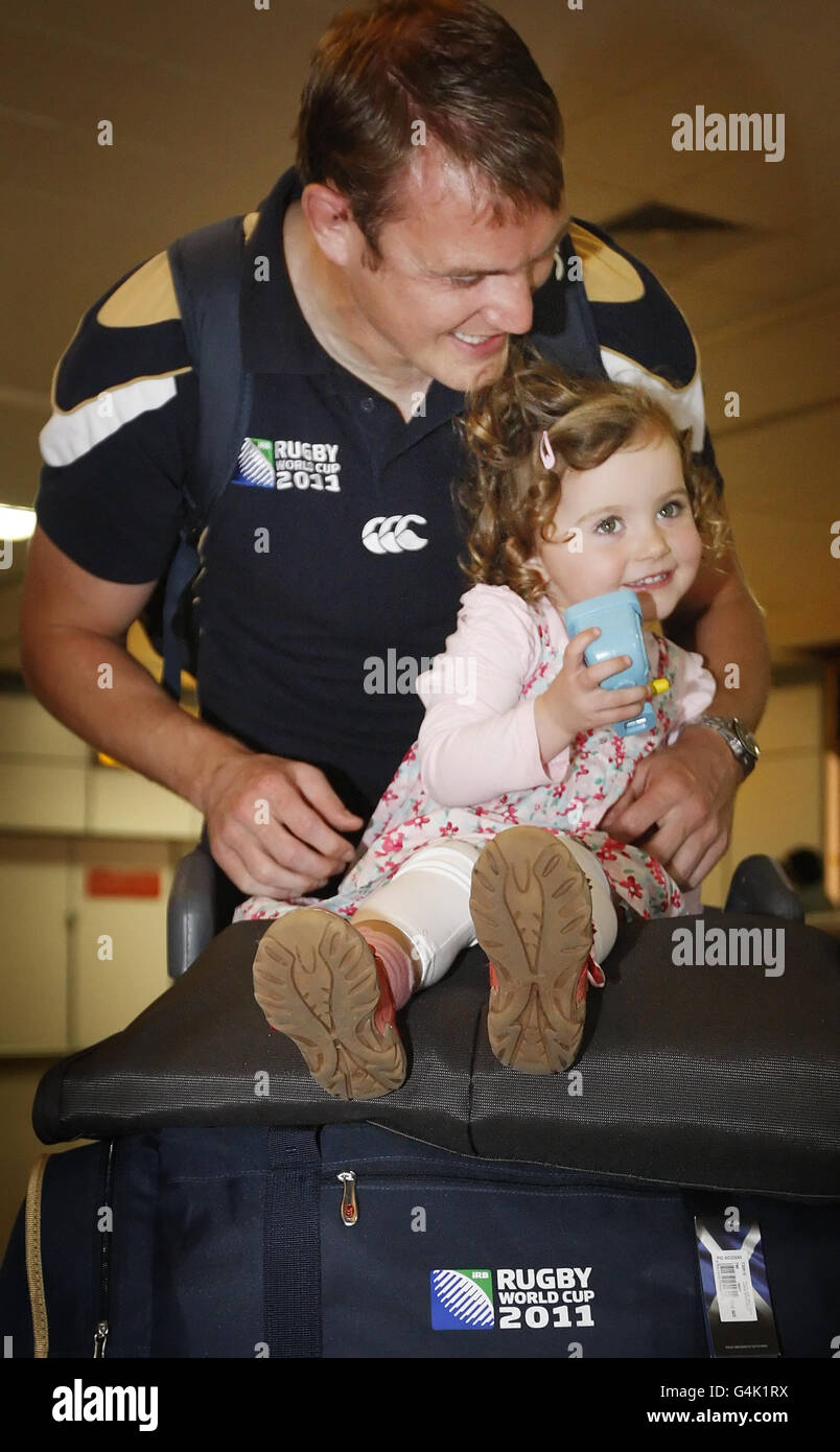 Rugby Union - Scotland Team Return Home - aéroport de Glasgow. S Alastair Kellock est rencontré par sa fille Kate à l'aéroport de Glasgow alors que l'équipe revient de la coupe du monde de rugby. Banque D'Images