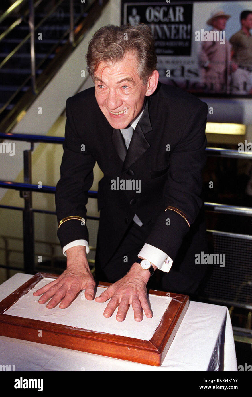 Sir Ian McKennen laisse ses empreintes de main à l'Odeon West End de Londres, où il a assisté à la première britannique du film « Gods and Monsters », réalisé par Bill Condon, dans lequel Sir Ian joue le rôle principal de James Whale. Banque D'Images
