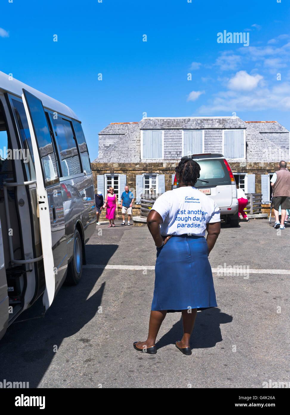 dh Shirley Heights ANTIGUA CARIBBEAN Woman guide les gens de barbuda voyage de personne Banque D'Images