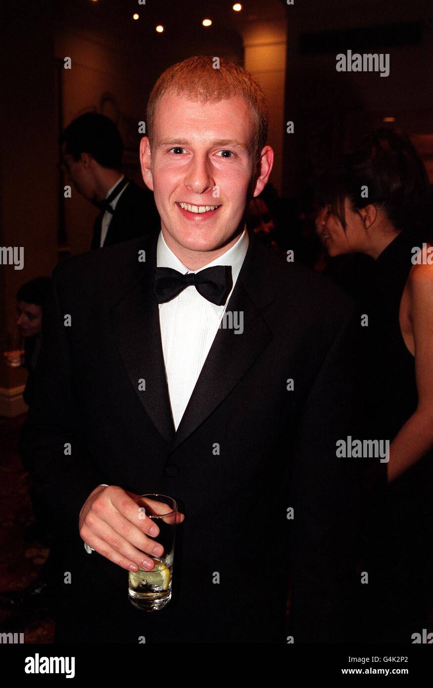 Patrick Kielty, présentateur de télévision, au Royal Lancaster Hotel de Londres, pour le déjeuner de 1999 Capital FM 95.8 London Awards. 25/07/02 présentateur de télévision Patrick Kielty. Le présentateur de télévision Patrick Kielty pourrait devenir une star aux États-Unis après s'être inscrit à une version d'un spectacle qu'il a présenté pour la BBC. La bande dessinée irlandaise est de faire un pilote de son panneau montrent stupides punts pour le réseau ABC dans lequel les célébrités parient sur les résultats de concours bizarres. Banque D'Images