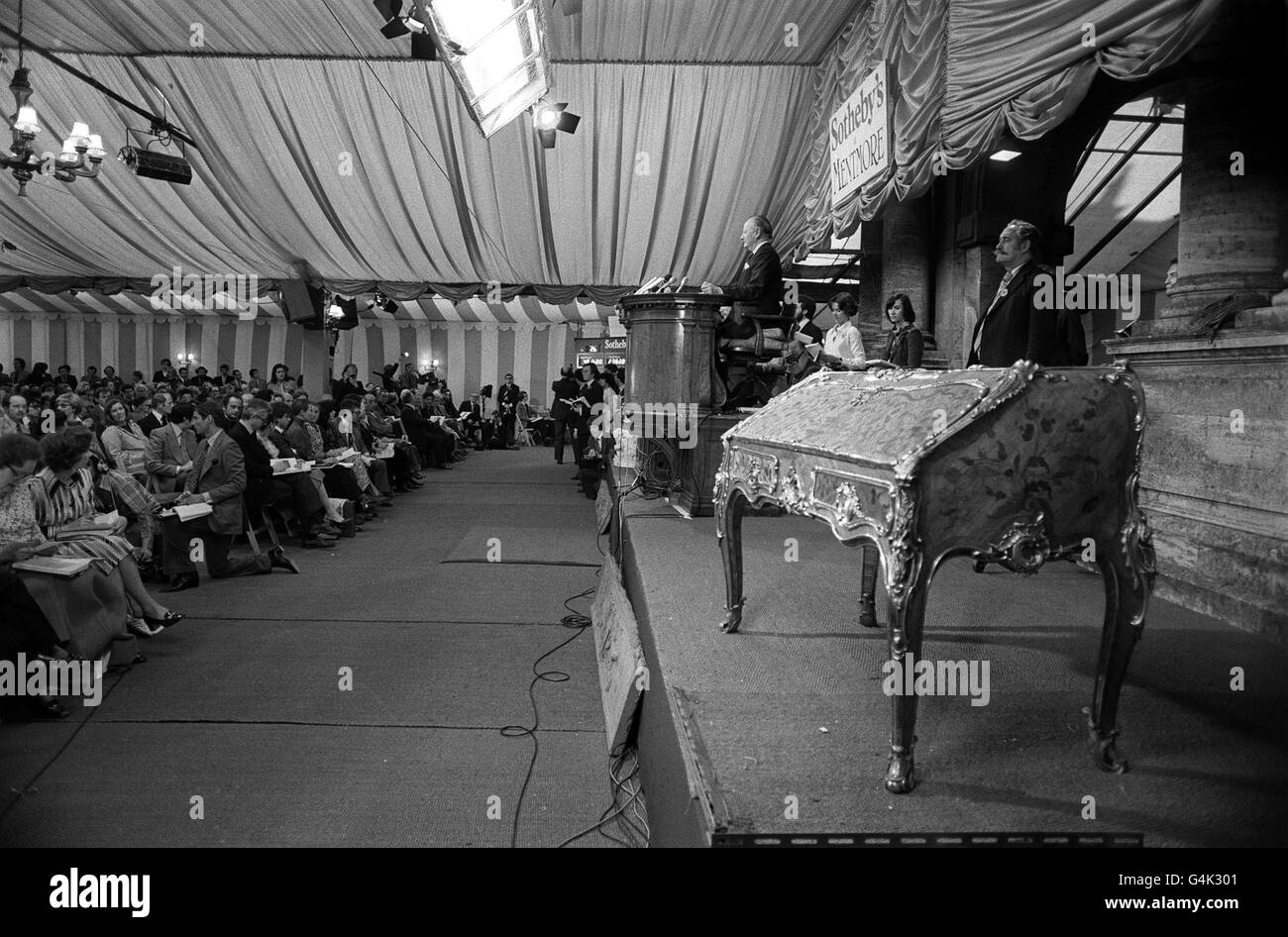PA NEWS PHOTO 18/5/77 LA VENTE DU SIÈCLE EN COURS AUX TOURS MENTMORE, PRÈS DE LEIGHTON BUZZARD, BUCKINGHAMSHIRE, OÙ LE CONTENU DE LA MAISON DU COMTE DE ROSEBERRY DU XIXE SIÈCLE A ÉTÉ MIS SOUS LE MARTEAU PAR SOTHEBY'S LE PREMIER JOUR D'UNE SÉRIE DE VENTES AUX ENCHÈRES DE 10 JOURS Banque D'Images