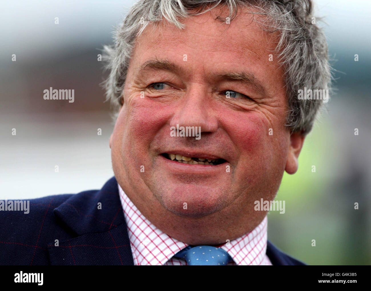 Courses hippiques - Hippodrome de Ludlow. Entraîneur Nigel Twiston Davies à l'hippodrome de Ludlow. Banque D'Images