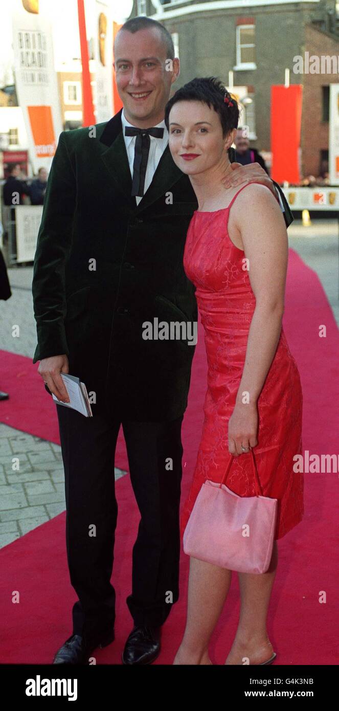Les acteurs Stephen Tompkinson et Dervla Kerwin arrivent pour les 51e BAFTA film Awards au Business Design Center de Londres. Banque D'Images