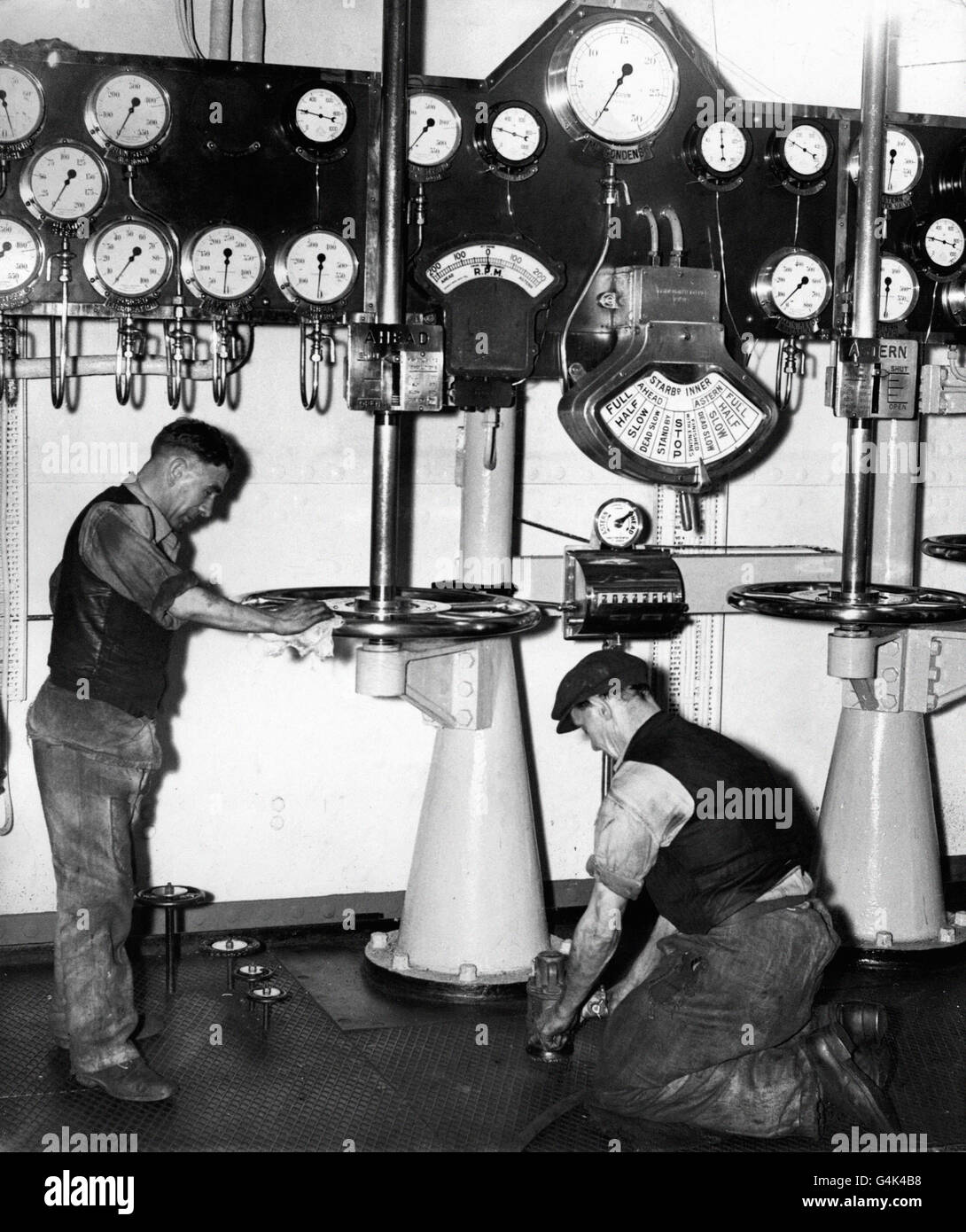 Travaux réalisés à Clydebank sur la plate-forme de commande dans la salle des moteurs principale de la doublure RMS Queen Elizabeth. Banque D'Images