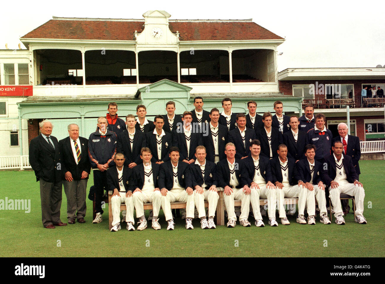 L'équipe de cricket du comté de Kent. * Back Row: Martyn Sigley (Physio), Matthew Walker, Simon Willis, Darren Scott, Will House, Matthew Banes, Jamie Ford, Alan Ealham (entraîneur). Rangée du milieu : Cliff Booth (Scorer), Chris Stone (entraîneur), James Hockley, Chris Walsh, David Masters, Ben Phillips, Robert Key, Ed Smith, Mark Broadhurst, John Wright (entraîneur), Jack Foley (Scorer). Première rangée : min Patel, Alan Wells, Steve Marsh, Trevor Ward, Matthew Fleming, Martin McCague, Andrew Symonds, Nigel Llong, Dean Headley. Banque D'Images