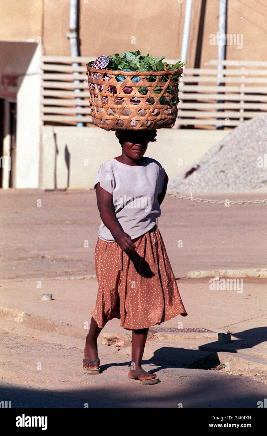 Une femme porte un panier lourd sur sa tête à Morogoro, Tanzanie, photographié pendant le voyage de Melanie Clark Pullen (Mary in Eastenders) en Afrique de l'est, pour souligner la campagne Jubilé 2000 pour annuler la dette du tiers monde. Banque D'Images