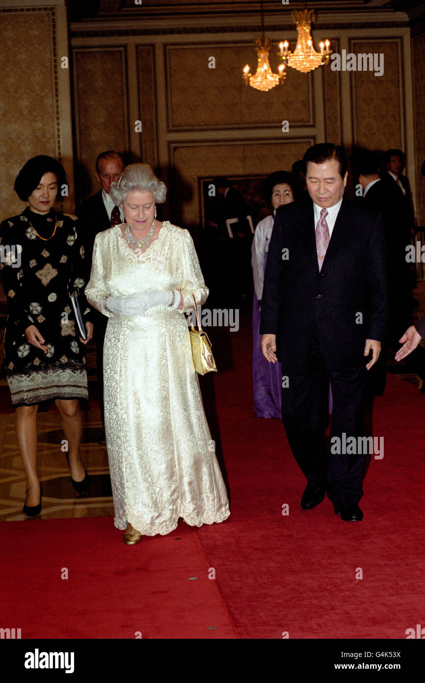 La Reine Elizabeth II arrive au banquet d'État tenu en son honneur par le président Kim DAE-jung à sa résidence officielle, la Maison Bleue, à Séoul, en Corée du Sud, le deuxième jour de sa visite d'État dans le pays. Banque D'Images