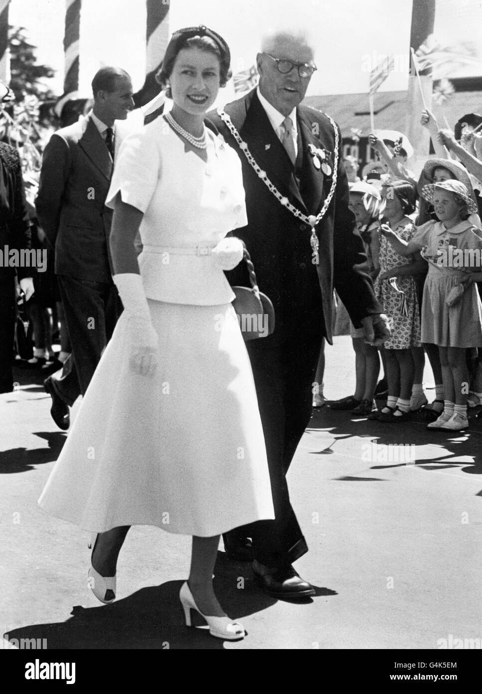 La Reine marche avec le maire Alderman W. Meads, après que le train royal s'est arrêté à Martin Junction, en Nouvelle-Zélande. Banque D'Images