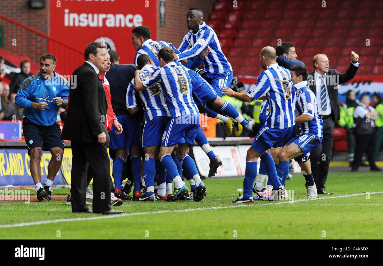 Gary Madine, de Sheffield Wednesday, fête avec le banc après avoir marquant le deuxième but de son côté, alors que Danny Wilson, le Manager de Sheffield United, regarde pendant le match de la npower football League One à Bramall Lane, Sheffield. Banque D'Images