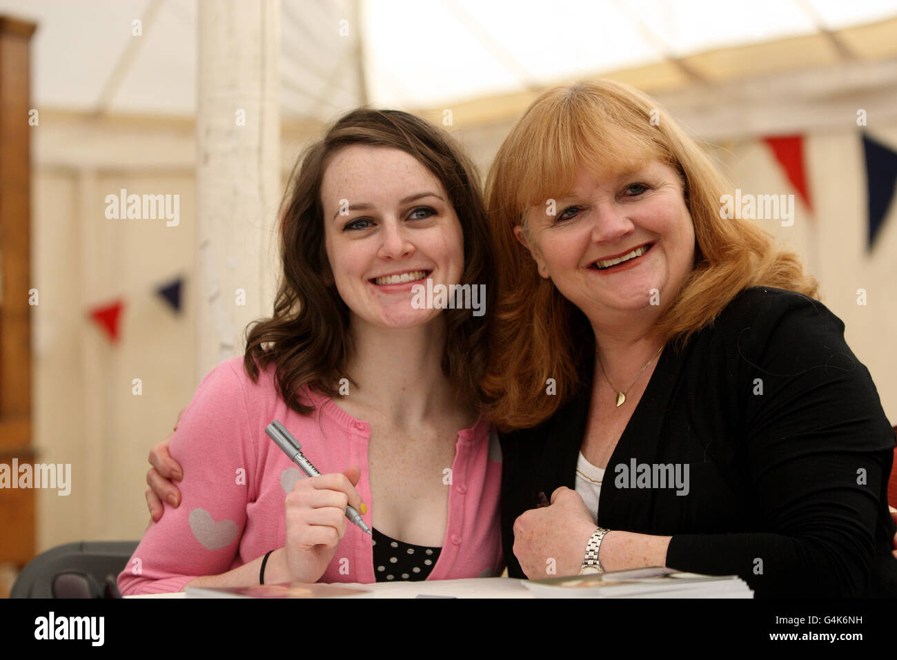 Sophie McShera, de Downton Abbey, qui joue Daisy Robinson, une femme de chambre de cuisine (à gauche) et Mme Patmore, Cook, interprétée par Lesley Nicol, signent des autographes aux enchères de la charité Heroes à Highclere pour les forces armées au château de Highclere près de Newbury, le lieu de la période télévisée Downton Abbey, drame En aide à l'organisme de bienfaisance des forces armées aide pour les héros. Banque D'Images