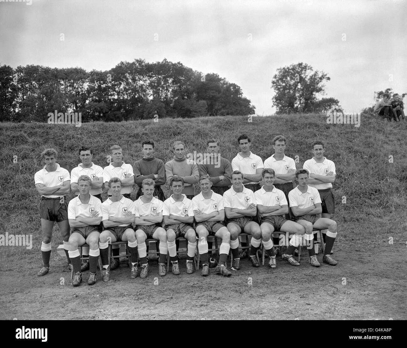 Groupe d'équipe Tottenham Hotspur.(Retour l-r) John Brooks, Bobby Smith, Peter Baker, Bill Brown, John Hollowbread,Ron Reynolds, Maurice Norman, Dave Dunmore et Dave Mackay.(Avant) John Ryden, Cliff Jones, Terry Dyson, Tommy Harmer, Danny Blanchflower,Tony Marchi, Ron Henry et Mel Hopkins.Les noms des enfants assis sur la banque sont inconnus. Banque D'Images