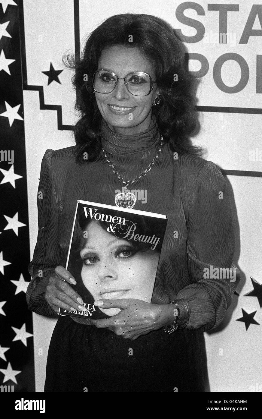 PA NEWS PHOTO 22/10/84 UNE PHOTO DE FICHIER DE BIBLIOTHÈQUE DE SOPHIA LOREN LANÇANT SON LIVRE "FEMMES ET BEAUTÉ" AU MAGASIN LIBERTY À REGENT STREET, LONDRES Banque D'Images