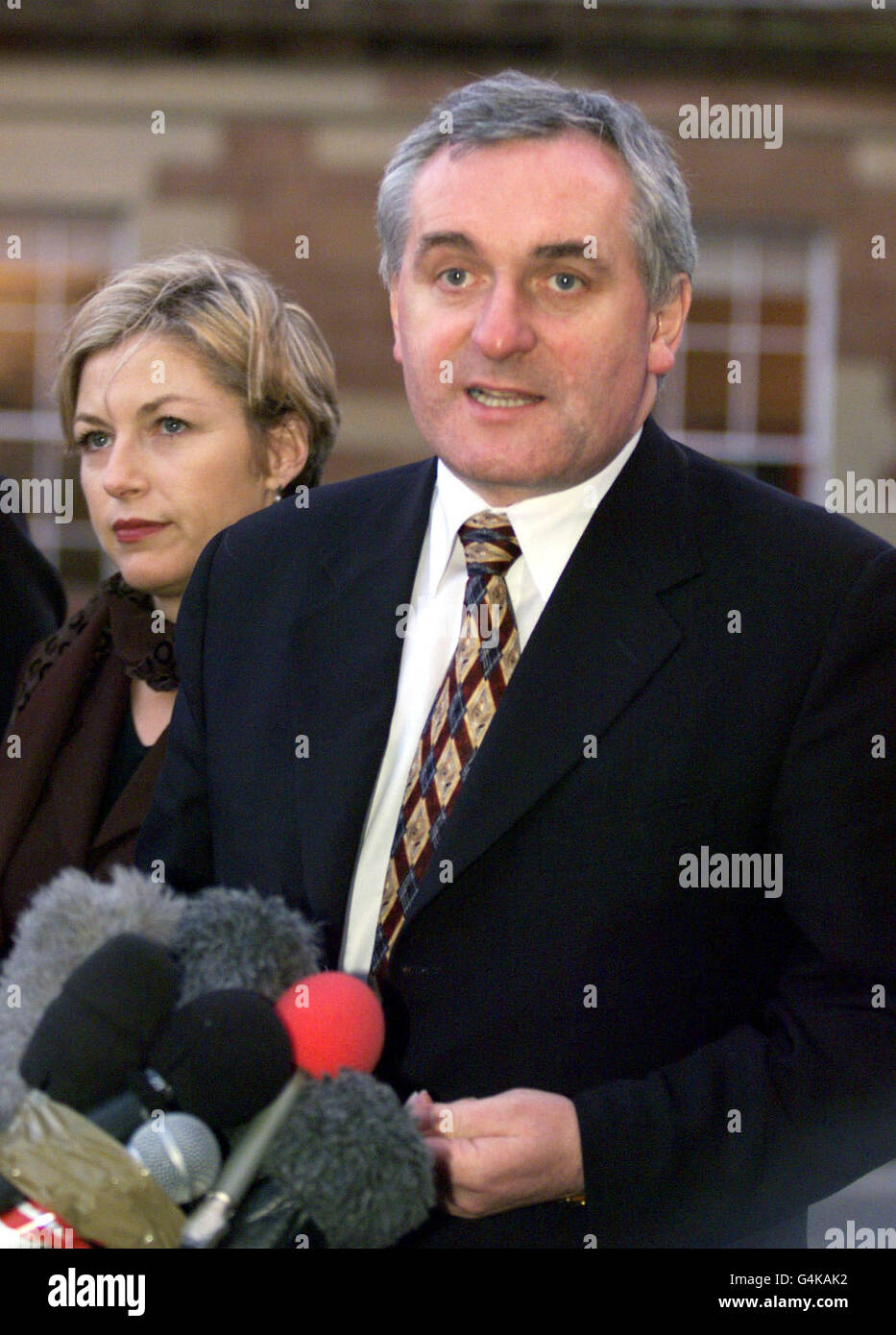 Le Premier ministre irlandais Bertie Ahern et Liz O'Donnell, vice-ministre irlandais des Affaires étrangères, parlent à la presse au château de Hillsborough.Le premier ministre est dans la province pour tenter de résoudre le processus de paix. Banque D'Images