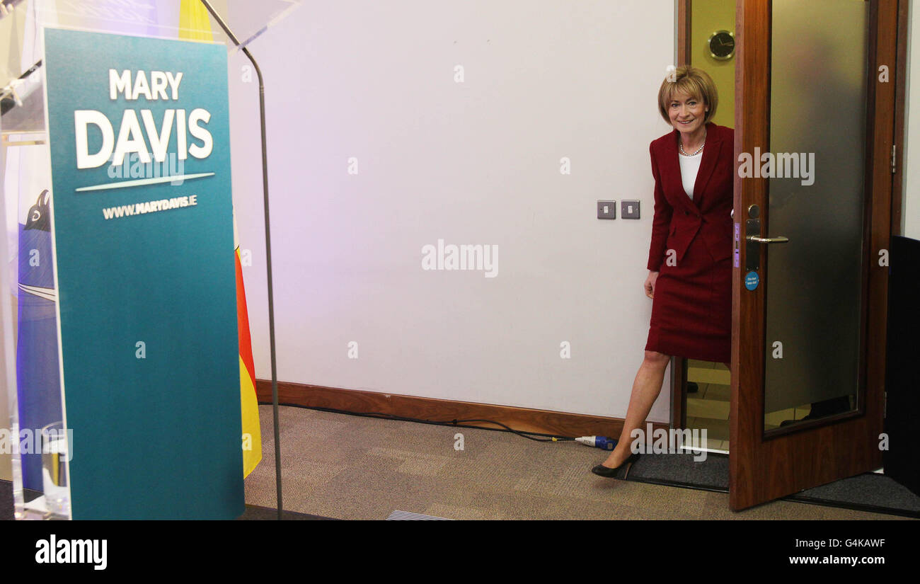 La candidate à la présidence irlandaise Mary Davis arrive pour son lancement de campagne à Fitzwilliam Hall, Dublin. Banque D'Images