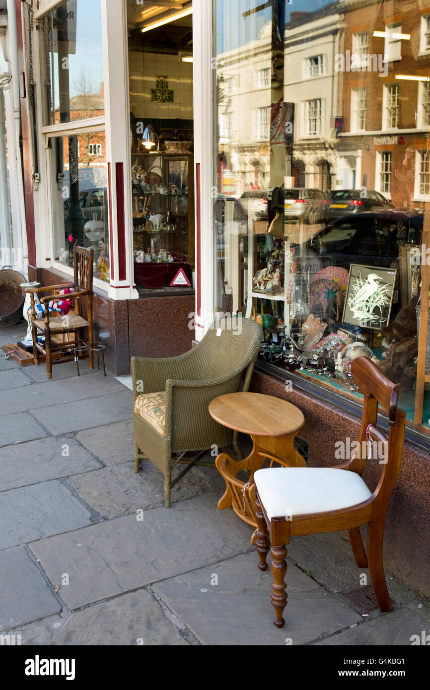 UK, Herefordshire, Leominster, rue Large, affichage de la chaussée antique shop stock Banque D'Images