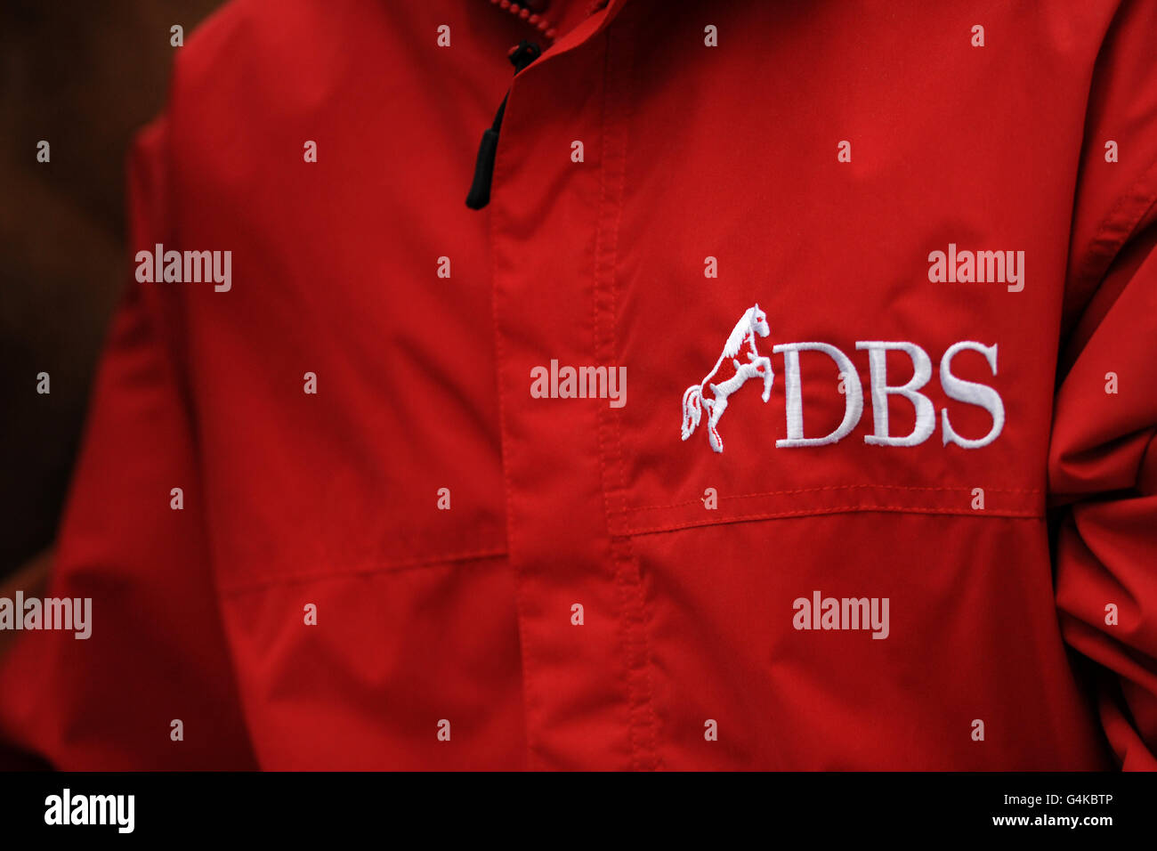 Courses hippiques - Hippodrome de Nottingham.Vue détaillée d'un DBS, Doncaster Breeding stock, logo sur la veste d'une main stable Banque D'Images