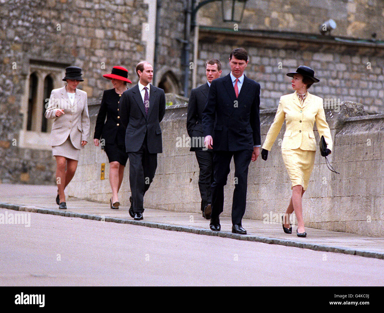 Les membres de la famille royale quittent la chapelle Saint-Georges à Windsor, après le service du dimanche de Pâques. G/D : Zara Phillips, Sophie Rhys Jones, Prince Edward, Peter Phillips, Commandant Tim Laurence & The Princess Royal. Banque D'Images