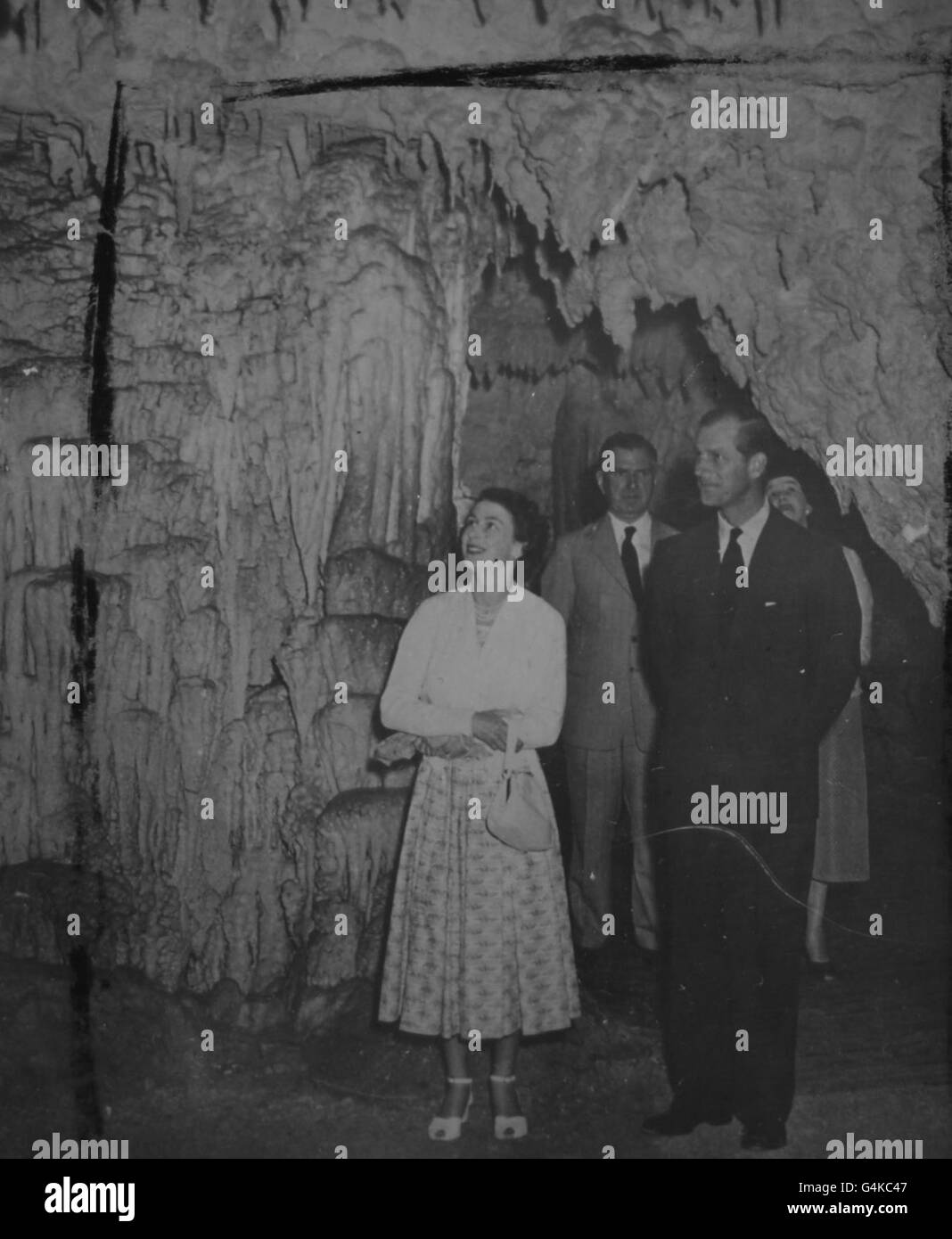 **scanné basse résolution de contact** la Reine et le duc d'Édimbourg Aux grottes de ver de verre de Waitomo Banque D'Images