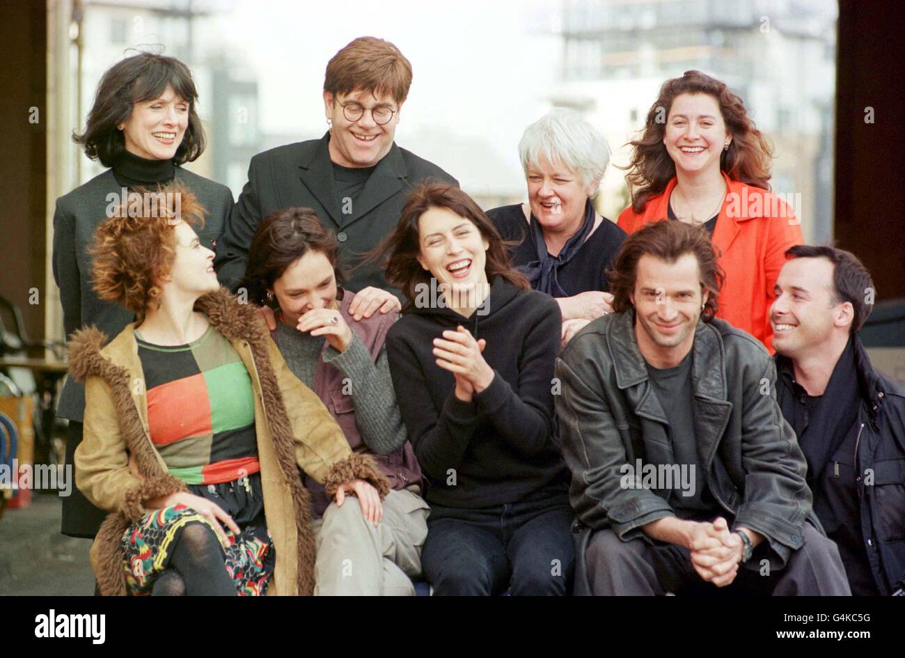 Le lancement de la presse du film Women Talking Dirty à Édimbourg.(G/D retour) Jean Doumanian (producteur), Elton John, Isla Dewar (écrivain) Polly Steel (producteur) front: Helena Bonham carter, Cory Giedroyc (réalisateur) Gina McKee, James Purevoy, David Founder. Banque D'Images