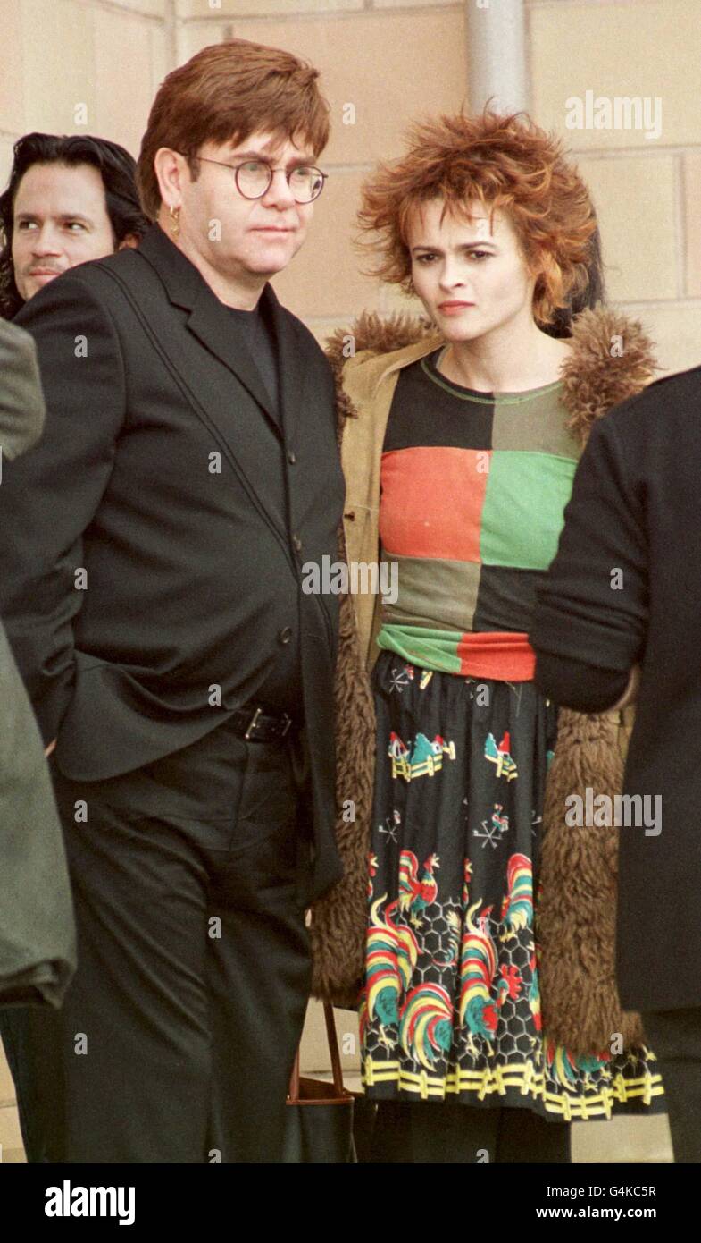 L'actrice Helena Bonham carter avec la chanteuse Elton John lors du lancement presse du film Women Talking Dirty, qui a eu lieu après le tournage à Édimbourg. Banque D'Images