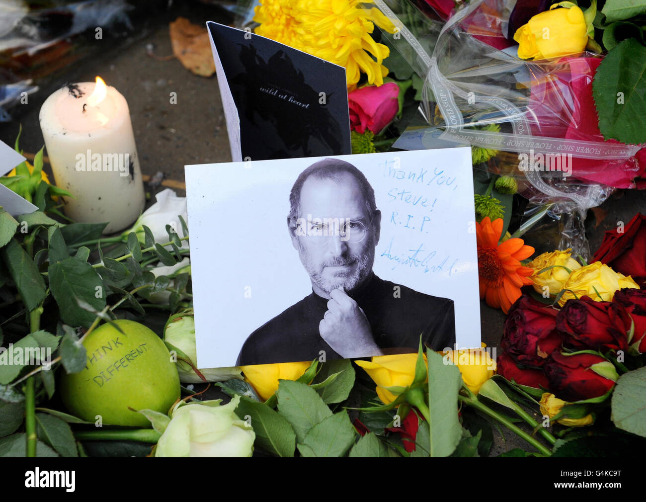 Hommages à feu le fondateur d'Apple Steve Jobs, à l'extérieur de l'Apple Store sur Regent Street, dans le centre de Londres. Banque D'Images