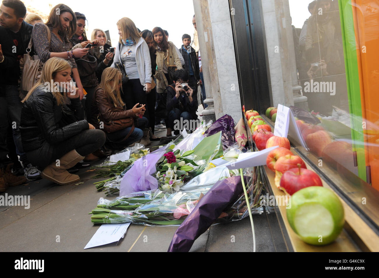 Hommages à feu le fondateur d'Apple Steve Jobs, à l'extérieur de l'Apple Store sur Regent Street, dans le centre de Londres. Banque D'Images