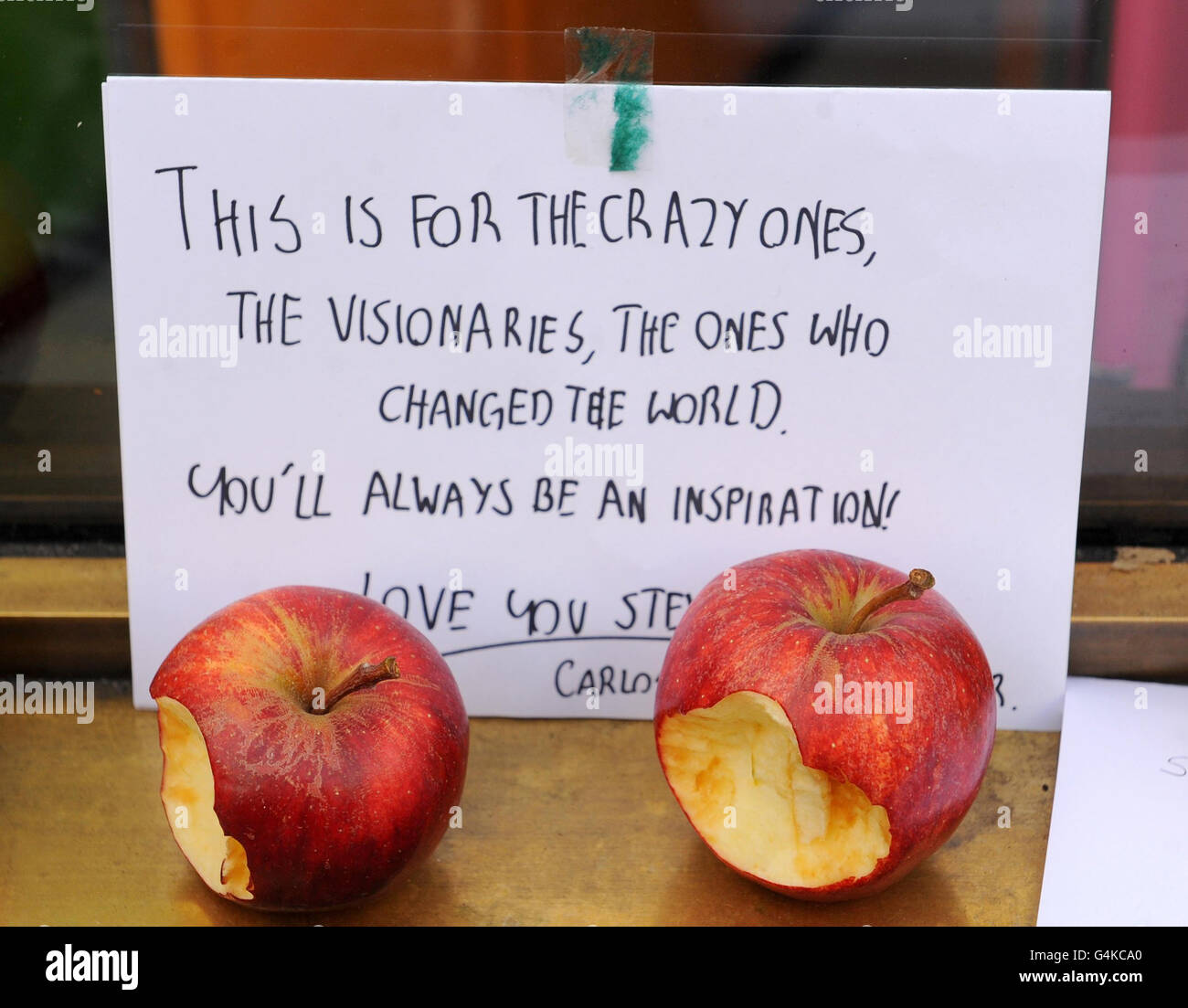 Hommages à feu le fondateur d'Apple Steve Jobs, à l'extérieur de l'Apple Store sur Regent Street, dans le centre de Londres. Banque D'Images