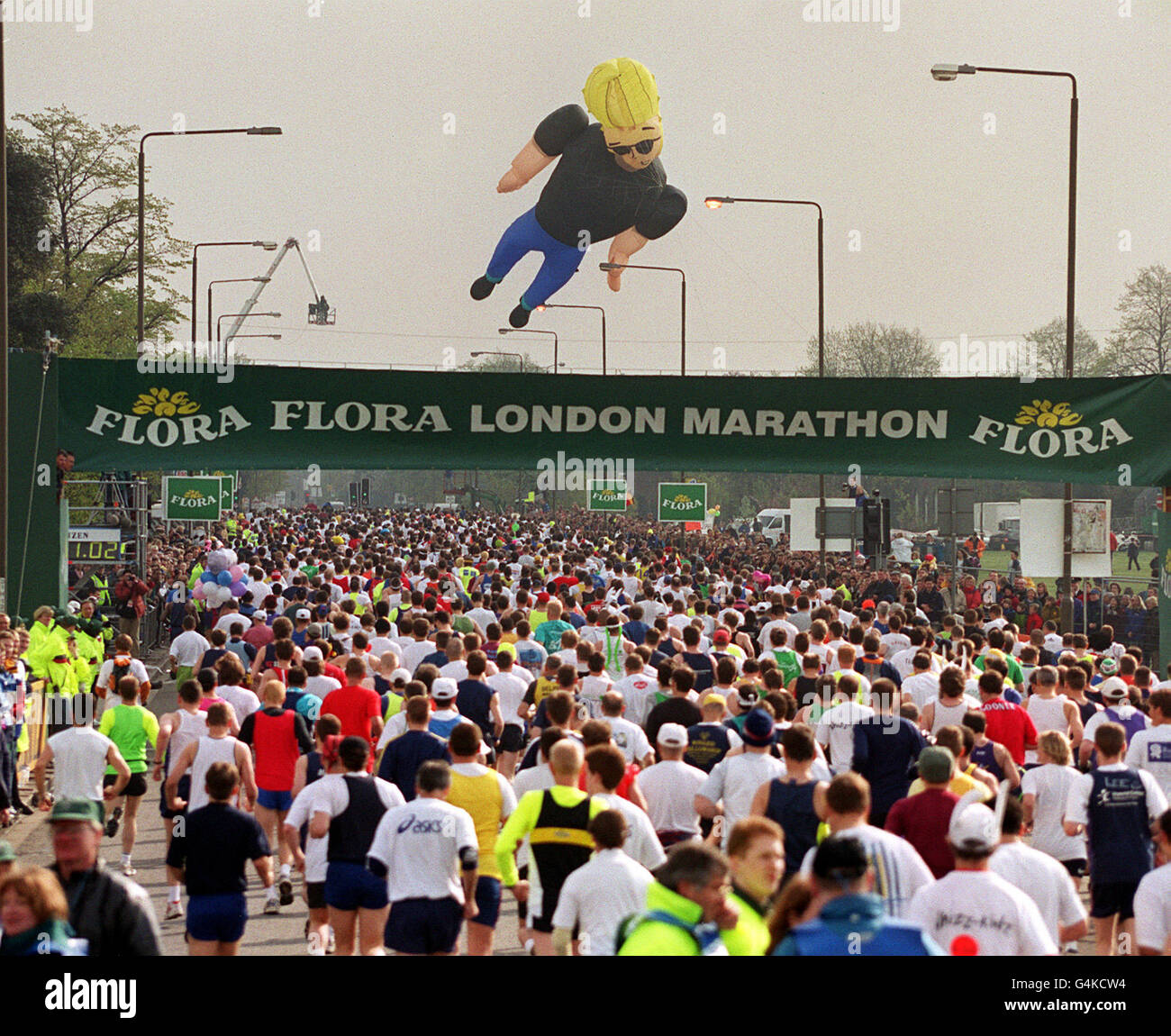 Marathon de Londres/coureurs amusants.La scène dans Shooters Hill Raod, Blackheath, sud-est de Londres, alors que les coureurs amusants commencent le Marathon de Londres 1999. Banque D'Images