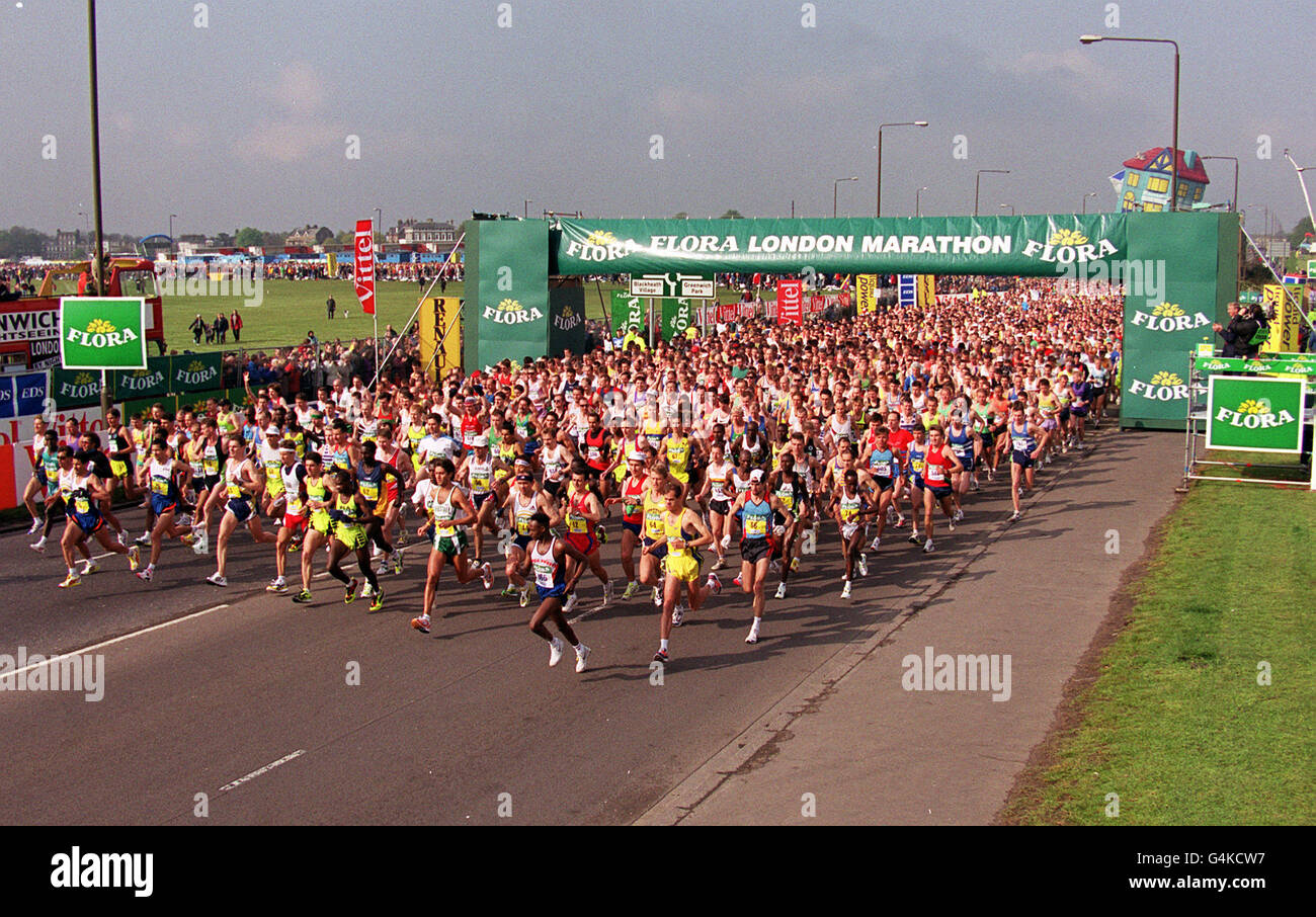 La scène dans Shooters Hill Raod, Blackheath, sud-est de Londres, alors que les hommes d'élite commencent le Marathon de Londres 1999. Banque D'Images