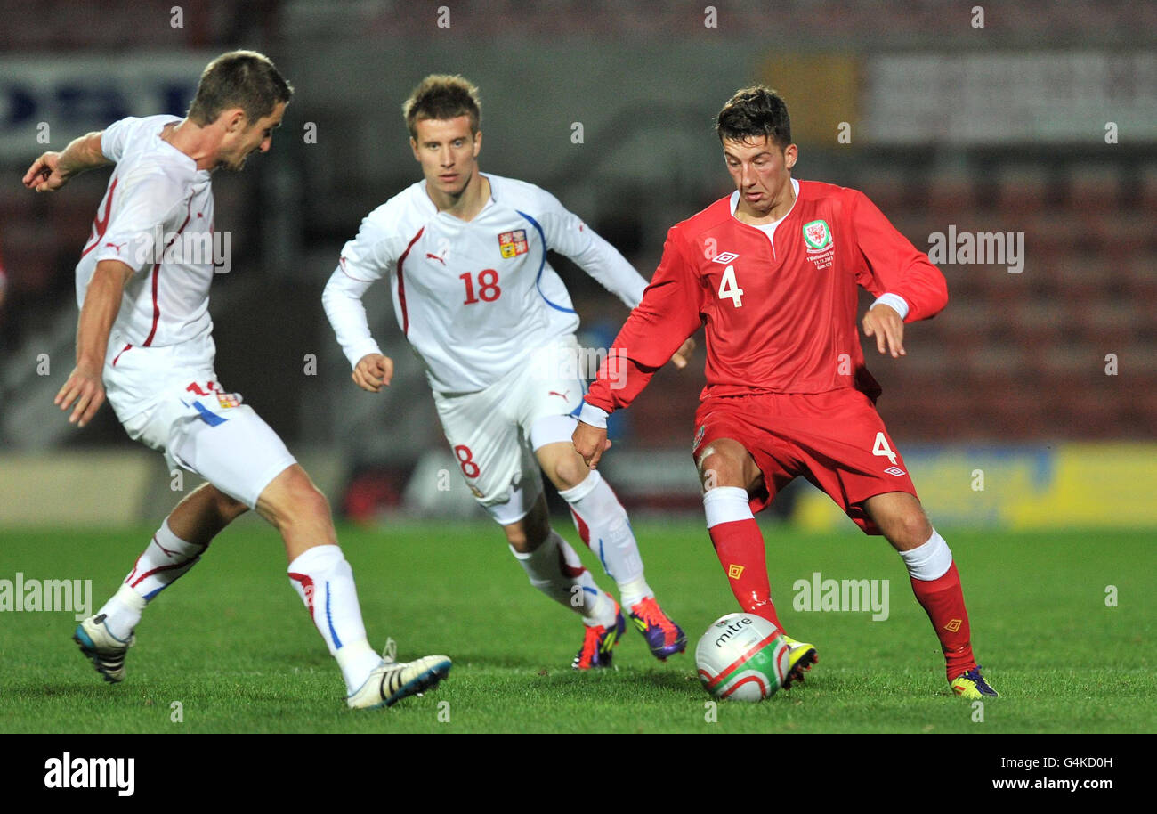 Wales Lee Lucas de Wales U21 bataille avec Marek Hanousek (à gauche) de la République tchèque et Lukas Marecek lors du match de qualification de l'UEFA de moins de 21 EURO 2012 au champ de courses de Wrexham. Banque D'Images