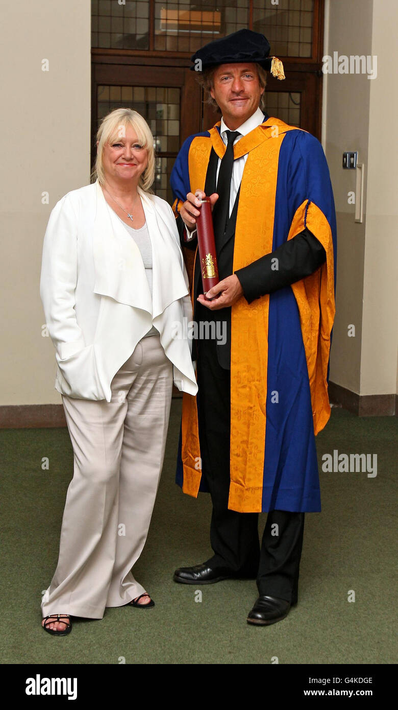 Le radiodiffuseur Richard Madeley et son épouse Judy posent pour une photographie avant que Richard reçoive un diplôme honorifique de l'Université Anglia Ruskin de Cambridge, Cambridgeshire. Banque D'Images