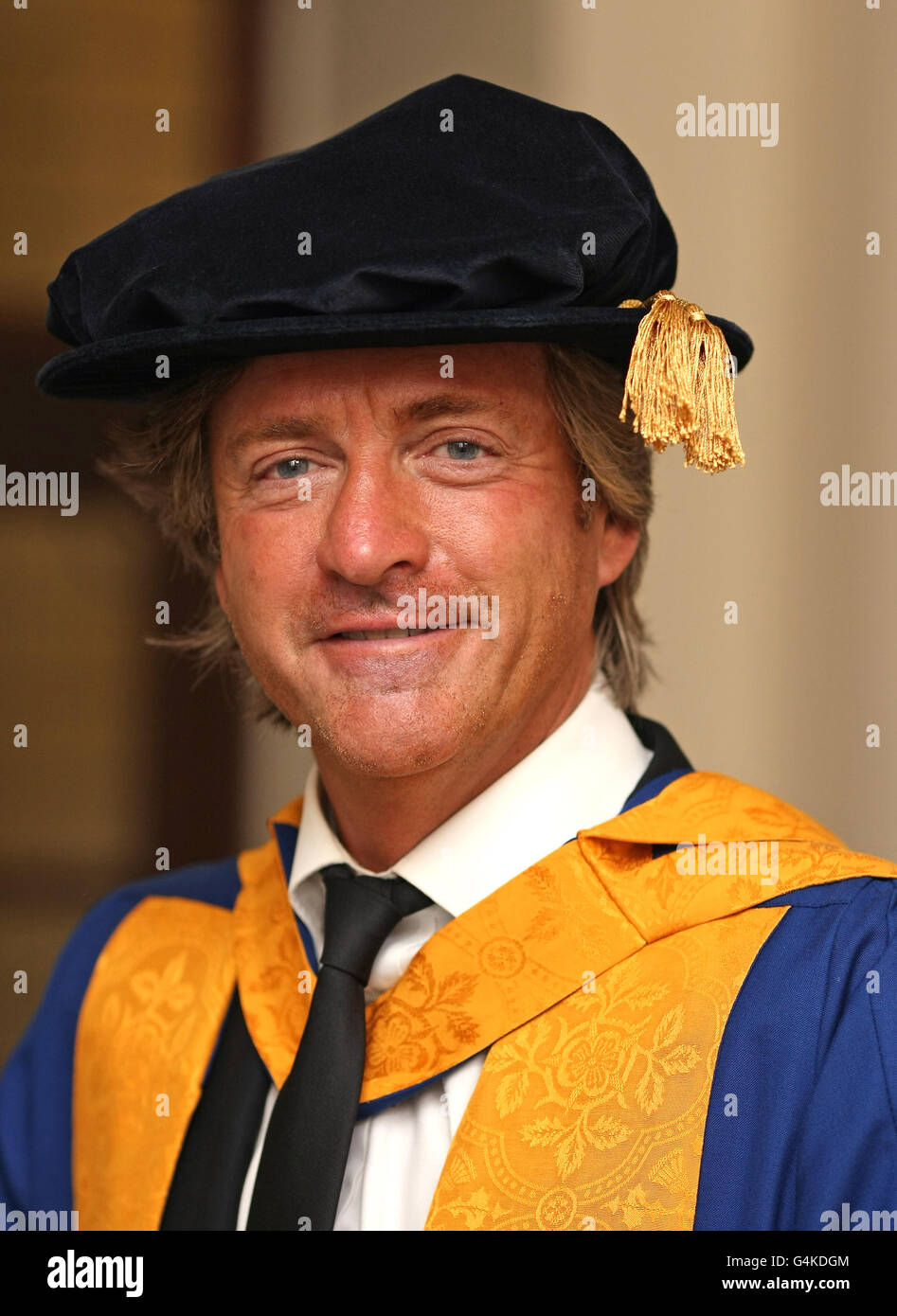 Le radiodiffuseur Richard Madeley pose une photo avant de recevoir un diplôme honorifique de l'Université Anglia Ruskin de Cambridge, Cambridgeshire. Banque D'Images