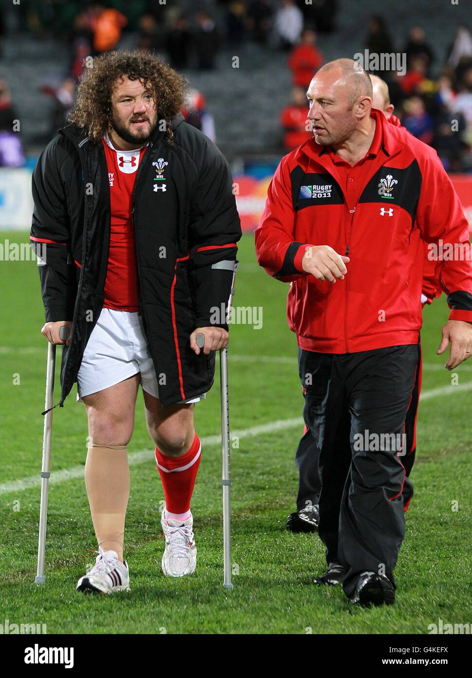 Rugby Union - coupe du monde de Rugby 2011 - semi finale - pays de Galles / France - Eden Park.Adam Jones (à gauche) du pays de Galles avec l'entraîneur adjoint Robin McBryde après le coup de sifflet final Banque D'Images