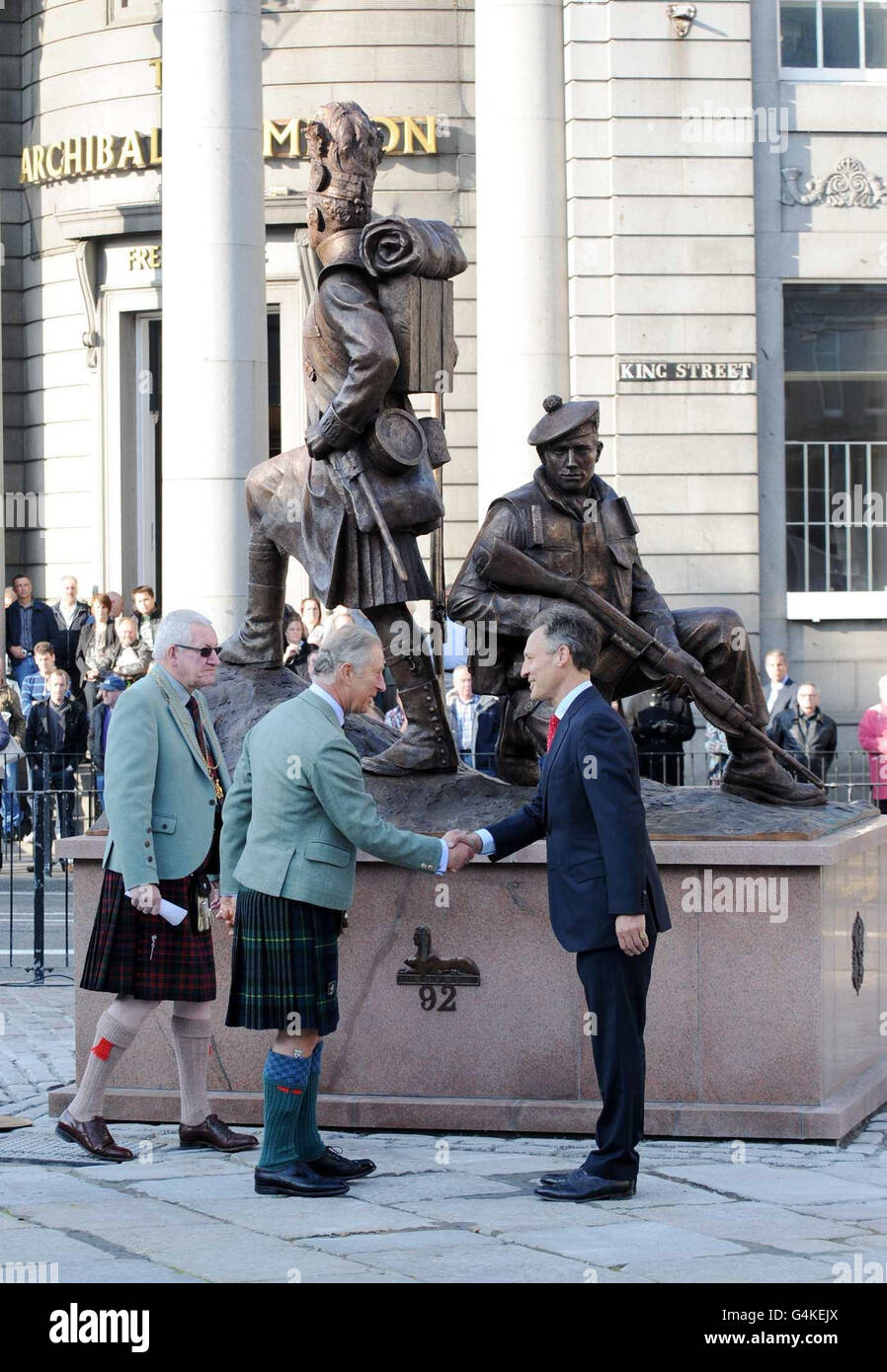 Le Prince de Galles rencontre le sculpteur Mark Richards lorsqu'il arrive pour dévoiler une statue commandée au Gordon Highlands Regiment, à Castlegate, Aberdeen. Banque D'Images