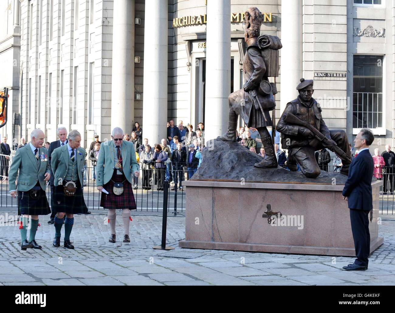 Le prince de Galles avec (de gauche à droite) le lieutenant-général Sir Peter Graham, Lord Provost d'Aberdeen Peter Stephen et le sculpteur Mark Richards à son arrivée pour dévoiler une statue commandée au Gordon Highlands Regiment, à Castlegate, à Aberdeen. Banque D'Images