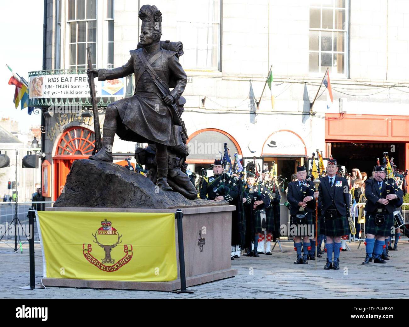 La statue commandée du Gordon Highlands Regiment, à Castlegate, Aberdeen, qui a été dévoilée aujourd'hui par le Prince de Galles. Banque D'Images