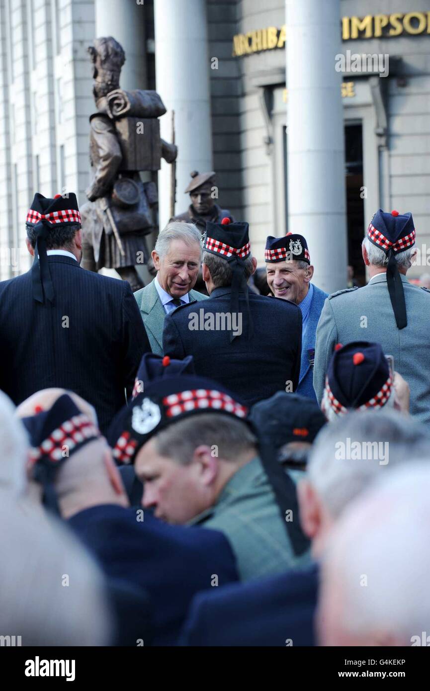 Le Prince de Galles rencontre le personnel de service à la retraite alors qu'il arrive pour dévoiler une statue commandée au Gordon Highlands Regiment, à Castlegate, Aberdeen. Banque D'Images