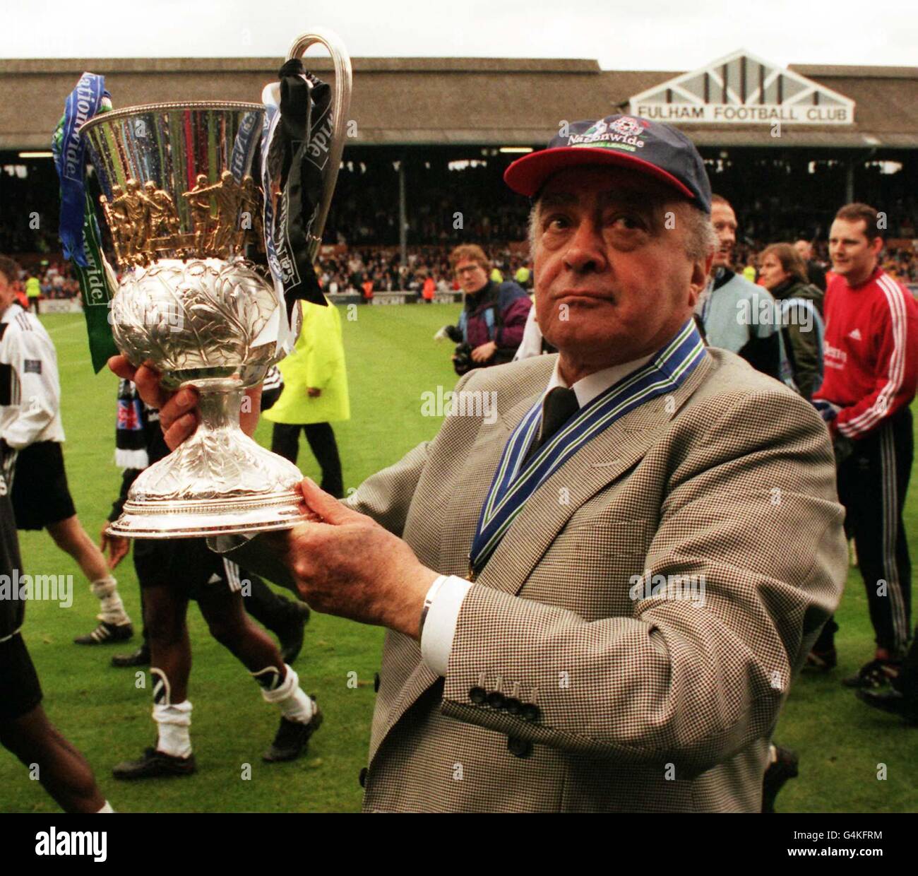 Al Fayed, le propriétaire du club de football de Fulham, remporte le  trophée en célébration de la promotion de ses côtés à la 1re Division après  avoir remporté la 2e Division à