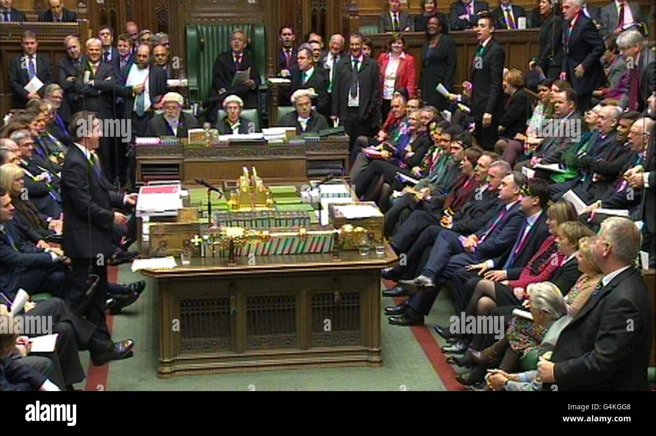 Le premier ministre David Cameron parle lors de questions au premier ministre à la Chambre des communes, Londres. Banque D'Images