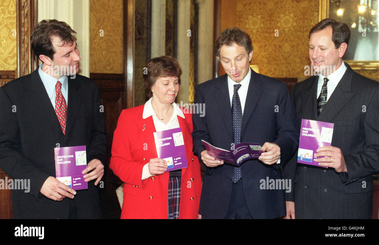 Le Premier ministre Tony Blair (2e à droite) lance une nouvelle brochure de 16 pages intitulée « protéger nos enfants, UN guide pour les parents », rédigée par des experts de premier plan en protection de l'enfance pour les parents inquiets de la menace des pédophiles. * de gauche à droite : Dan Norris, député de Wansdike, qui a coordonné le projet, Michelle Elliott de l'organisation pour enfants Kidscape et Paul Bowers de South Western Electricity, qui ont parrainé la brochure. Le guide sera mis gratuitement à la disposition des familles des régions Somerset et Avon du pays. Photo de Sean Dempsey/PA Banque D'Images